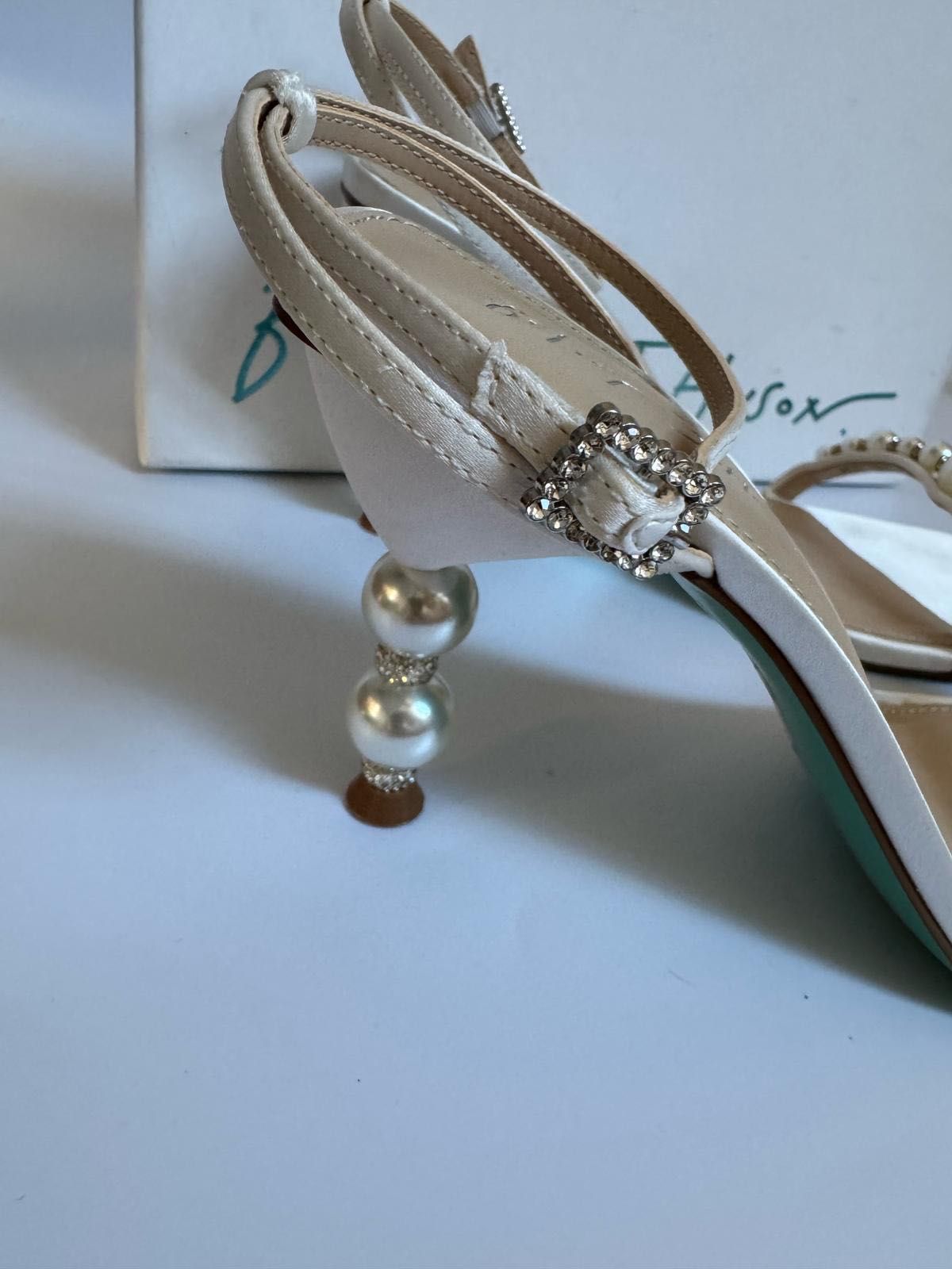 Nowe obcasy ślubne Betsey Johnson SB-Jacy Perłowe 40