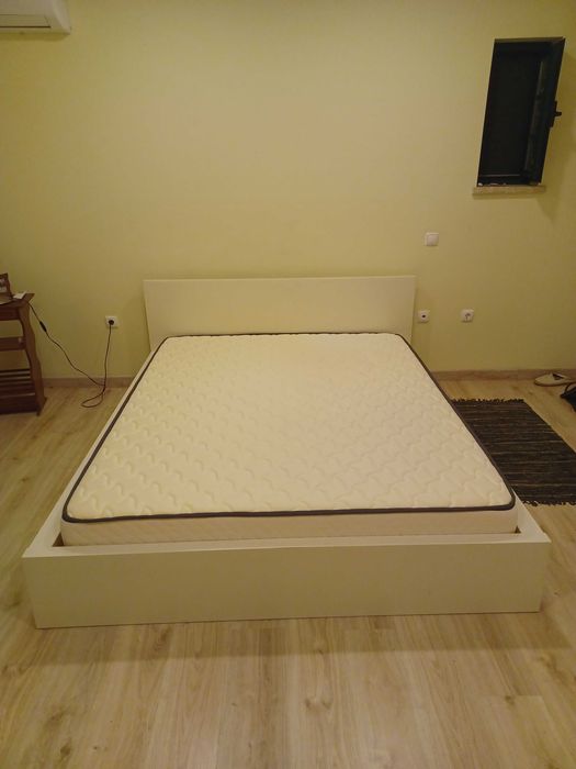 Vendo Cama Ikea usada, com  colchão novo medidas 2metros × 1,60 metros