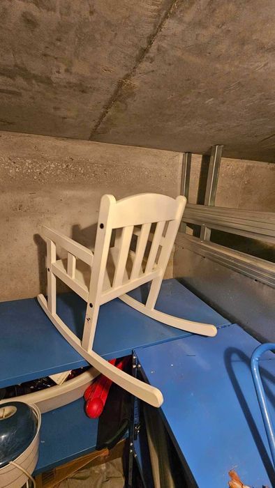 Biały bujany fotelik IKEA Sundvik