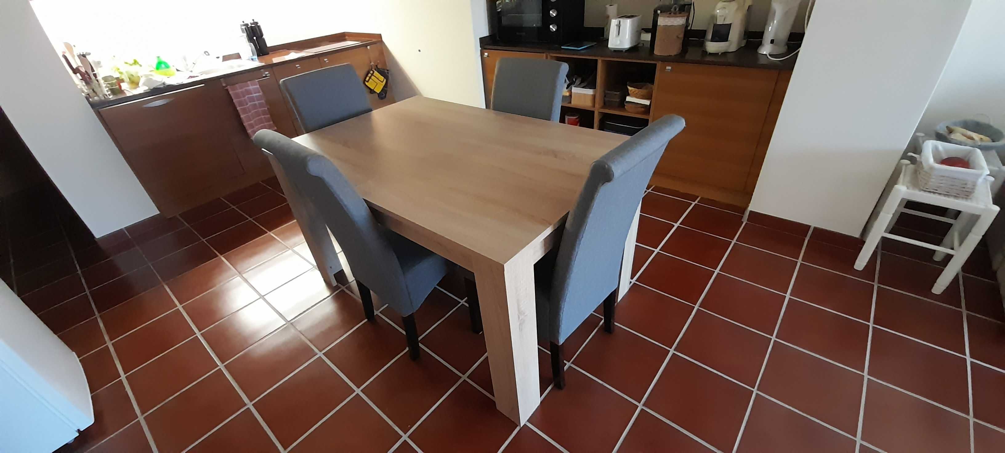 Mesa de jantar extensível com cadeiras