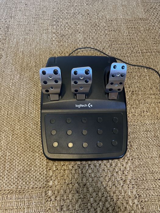 Продам ігровий руль Logitech g29