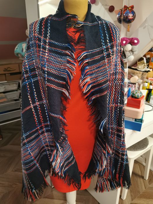 Ciepły szal damski średni