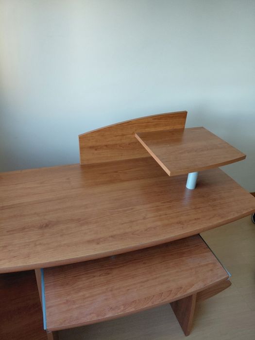 Secretária IKEA Madeira com suporte ecrã e teclado