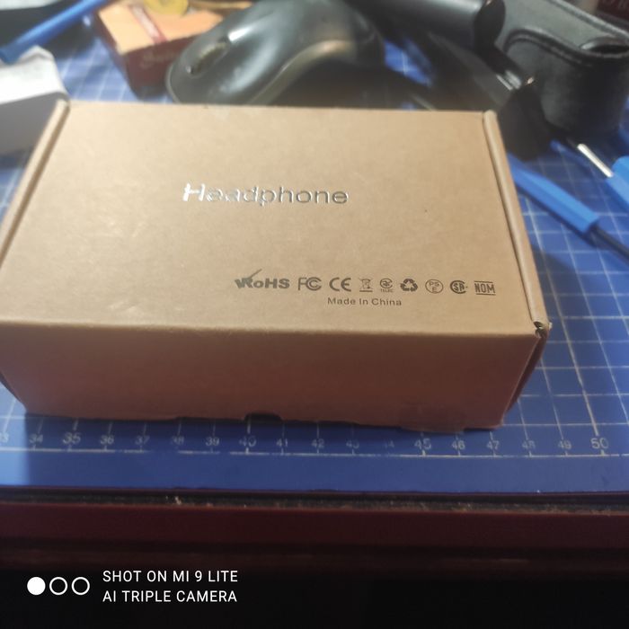 Słuchawki nauszne sportowe z radiem i innymi funkcjami.