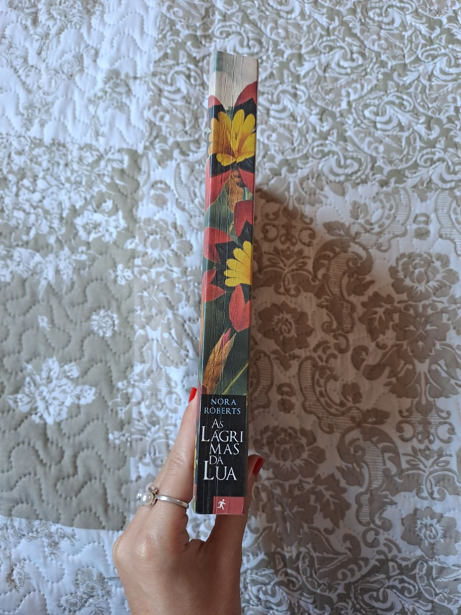 Livro "As Lágrimas da Lua" de Nora Roberts