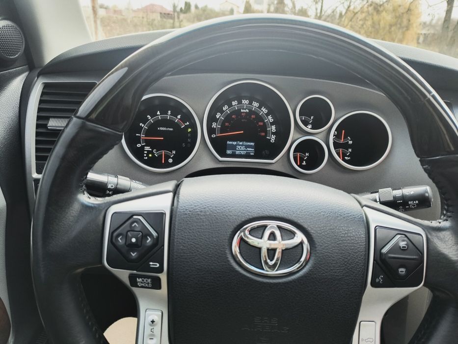 Toйота Секвойя 2014