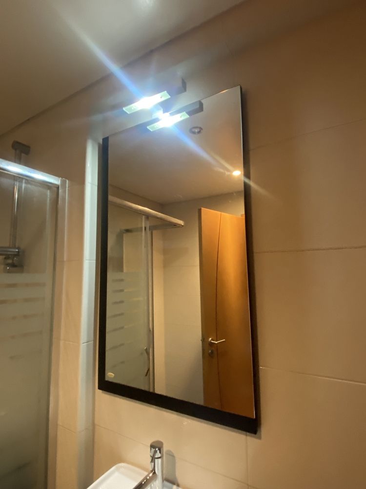 Móvel e espelho de wc