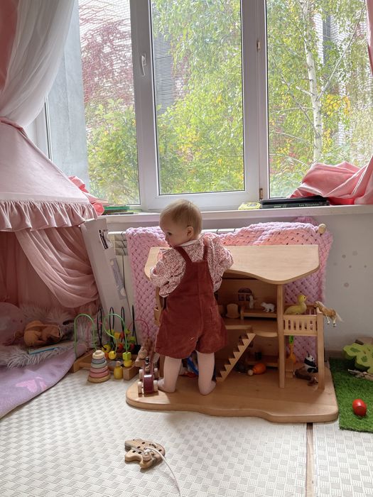 деревʼяний великий ляльковий будинок