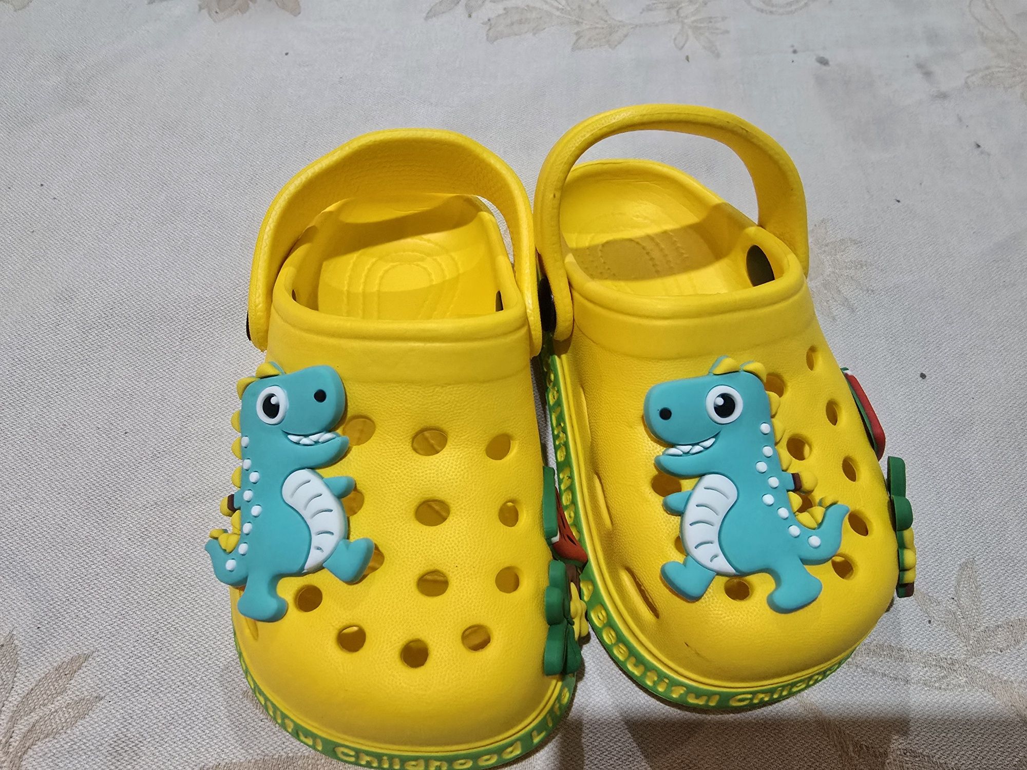Crogs criança com bonecos