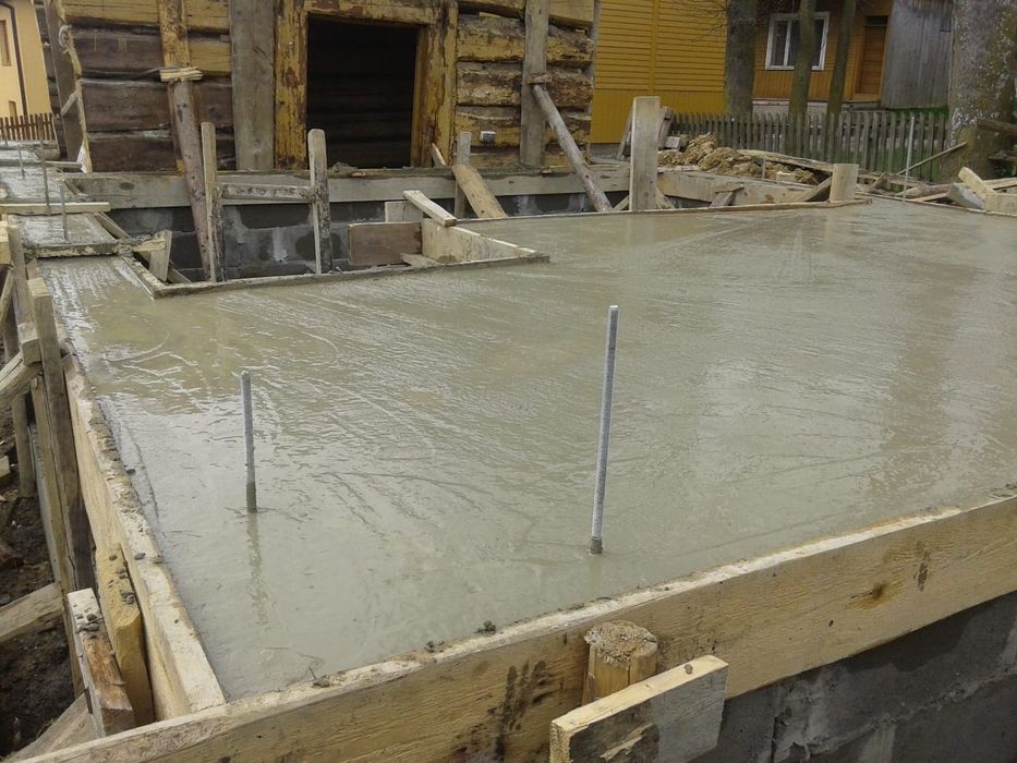 Sprzedam działkę z rozpoczętą budową