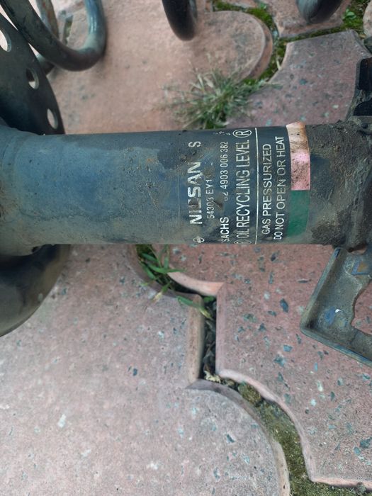 Продам амортизаторы б/у в рабочем состоянии оригинал Nissan qashqai J1