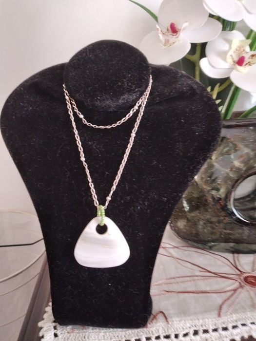 Colar de prata com bolinhas antigo. Oferta de pendente madrepérola