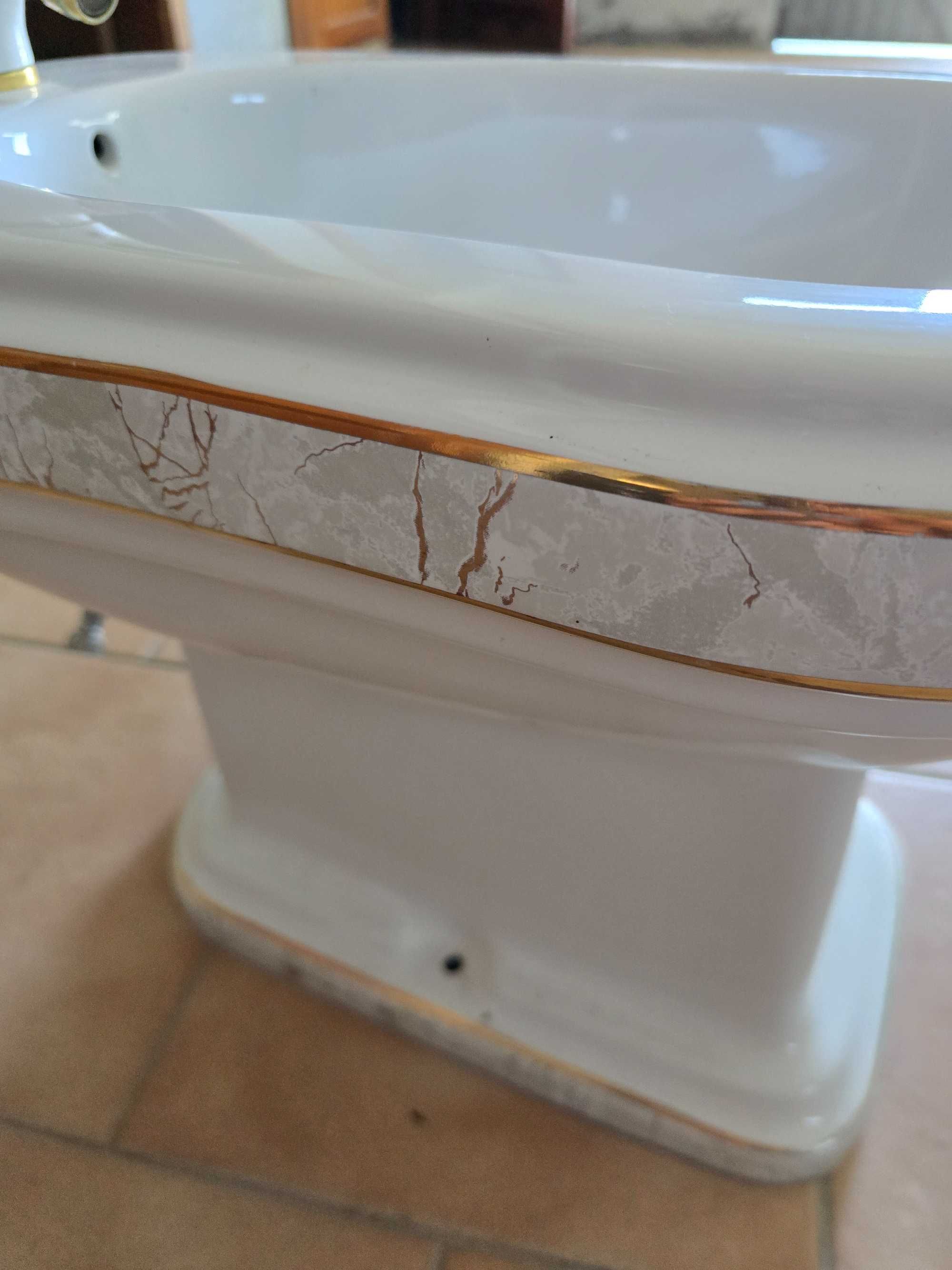 Bidé branco e dourado