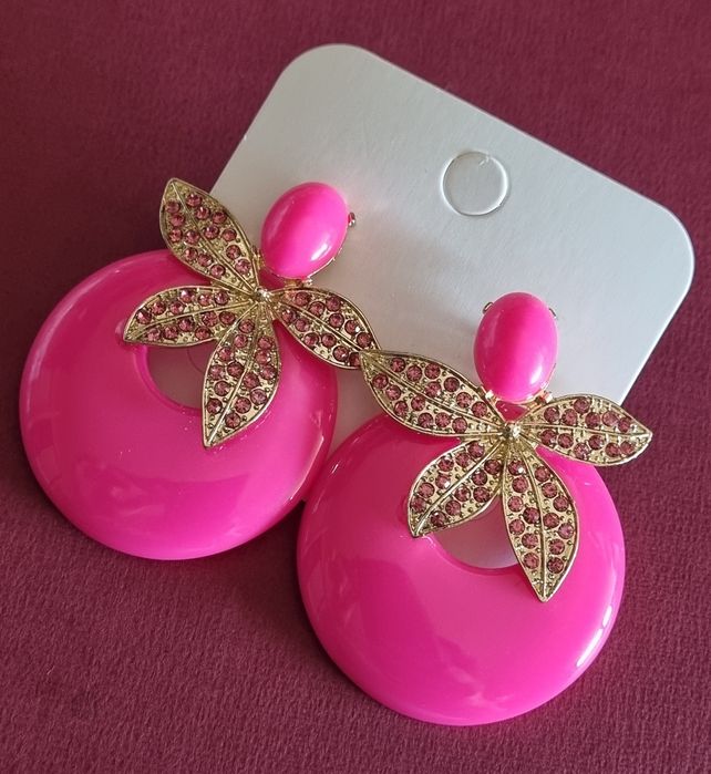 Brincos em acrílico, de pico, em rosa fucsia e apontamentos dourados.