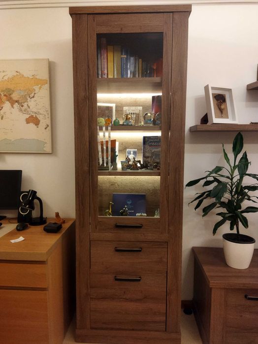 Móveis de sala com acabamento em carvalho e luzes LED's