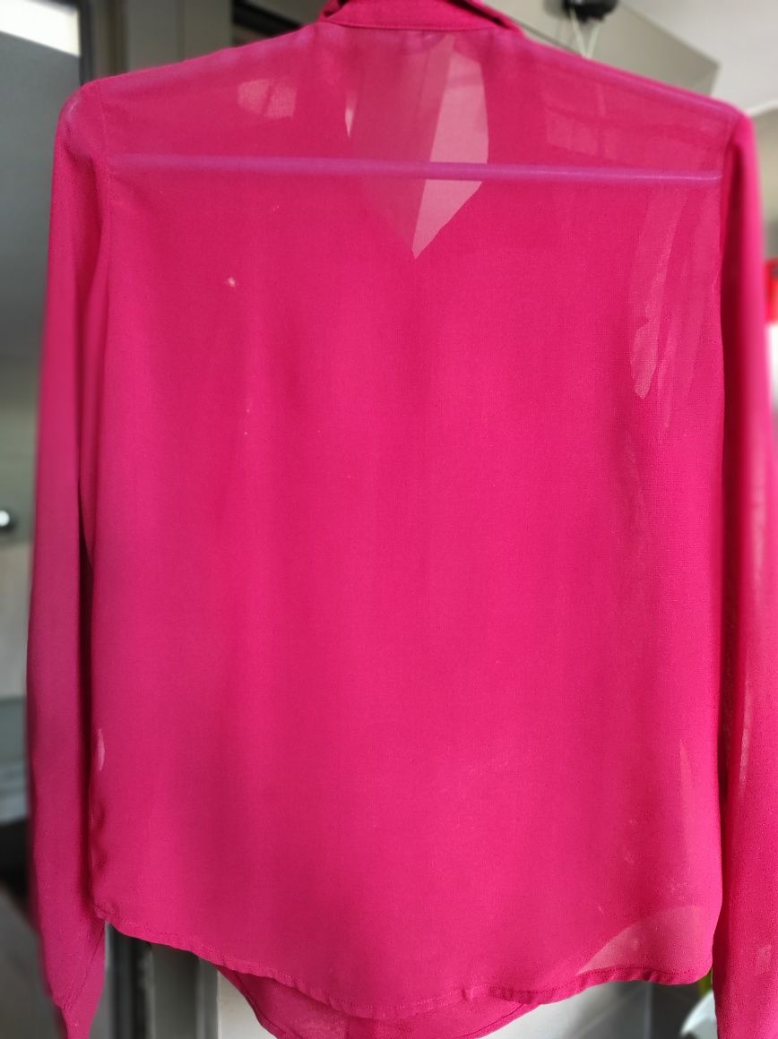 Camisa vermelha com subtom rosa