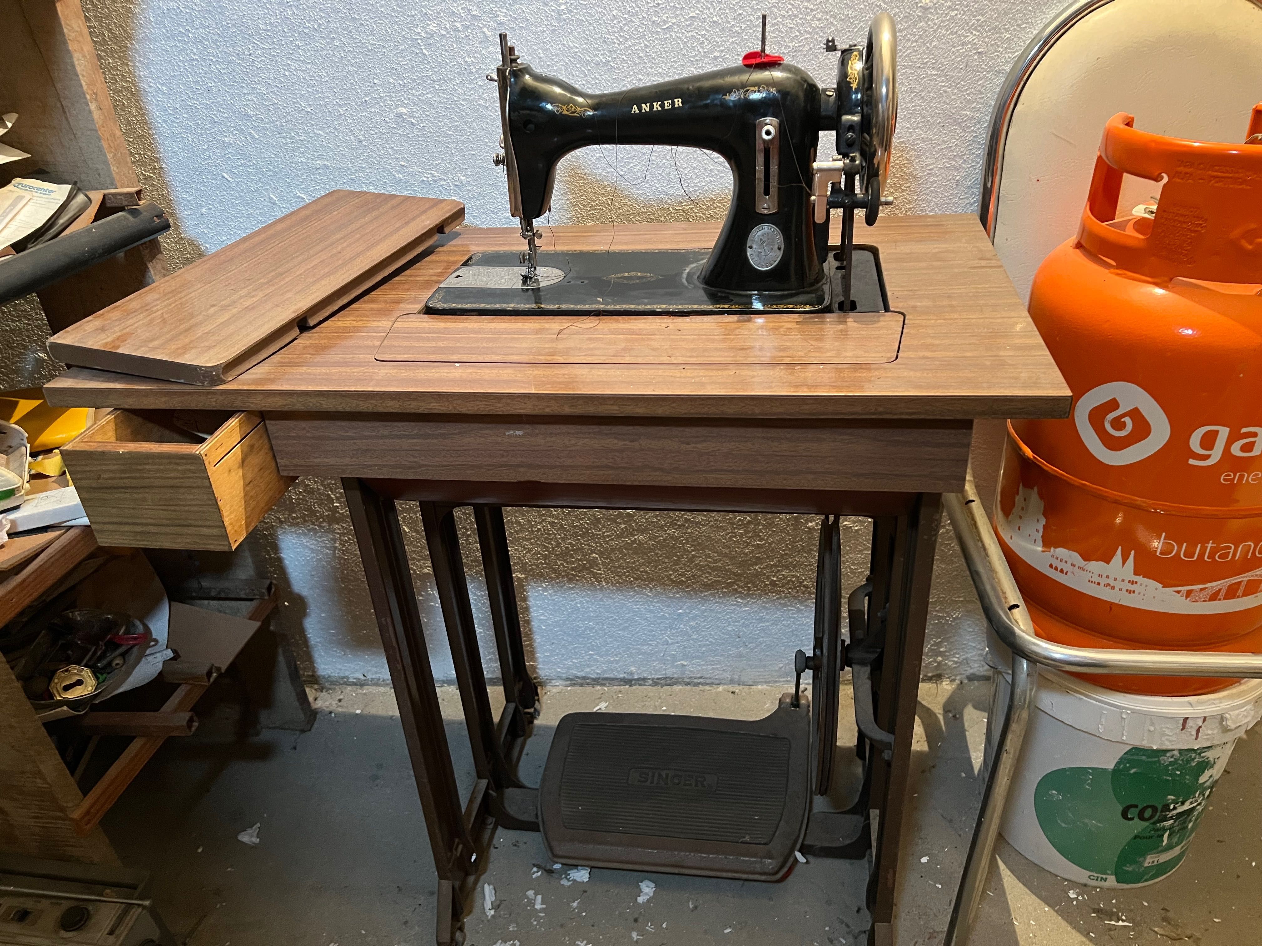 Maquina de costura antiga pesada