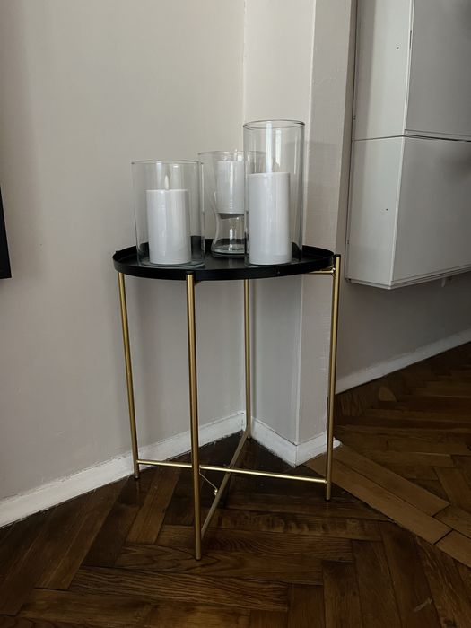 Stolik kawowy ze złotymi nogami Sinsay