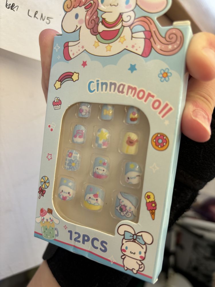 Tipsy niebieskie paznokcie cinnamoroll sanrio