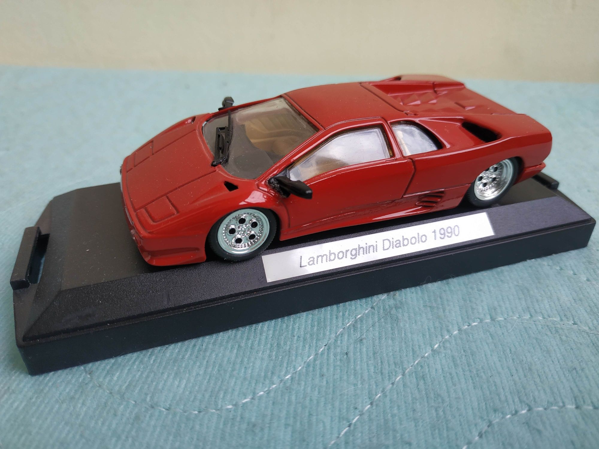 Масштабные модели 1:43 автомобилей Lamborghini Diablo и Ferrari 275.