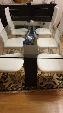 Mesa, cadeiras e candeeiros estilo moderno