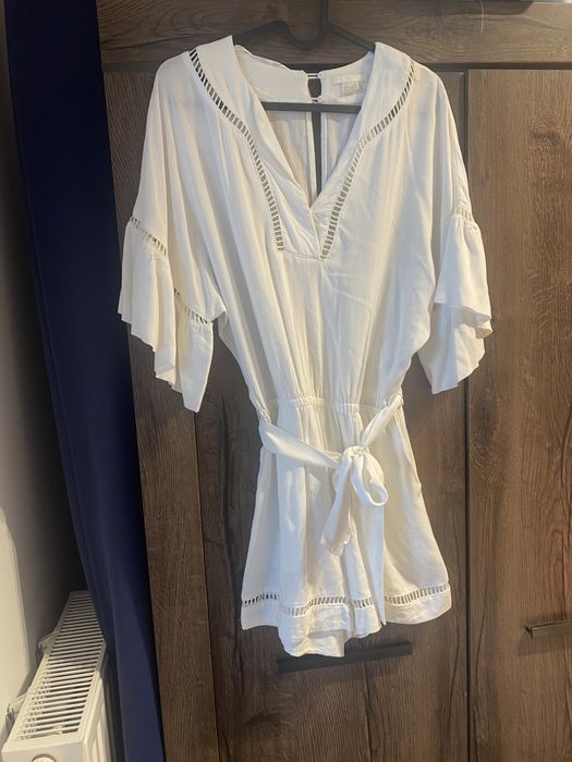 biały kombinezon boho letni krótki h&m ecru z paskiem plazowy sukienka