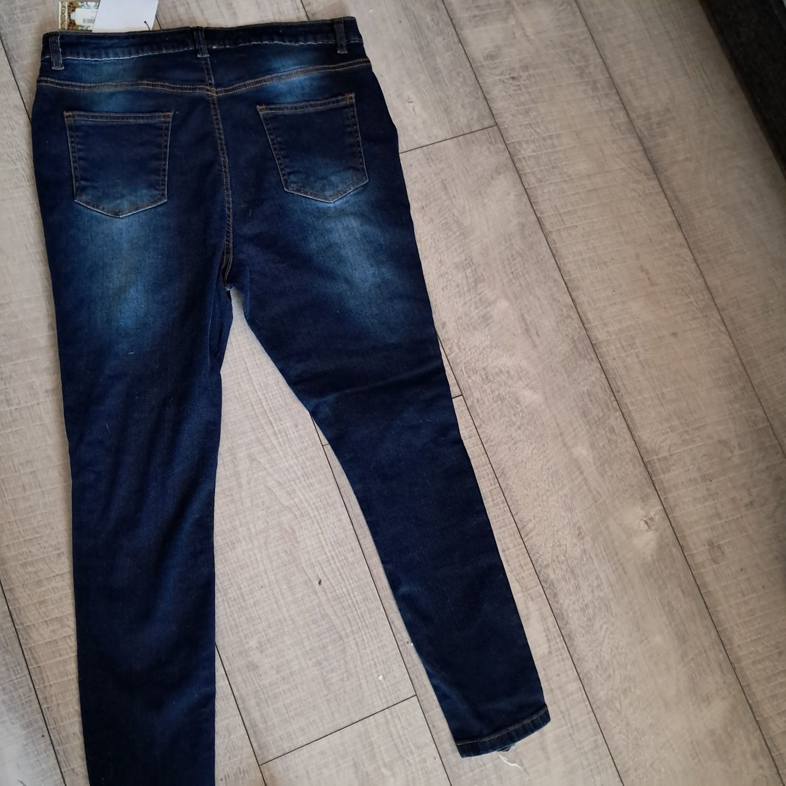 Spodnie jeans boohoo z przetarciami- nowe