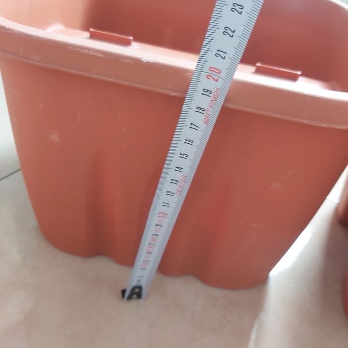 Skrzynki na kwiaty na poręcz balkonową