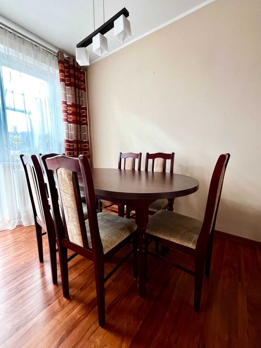 duży rozkładany drewniany stół + krzesła