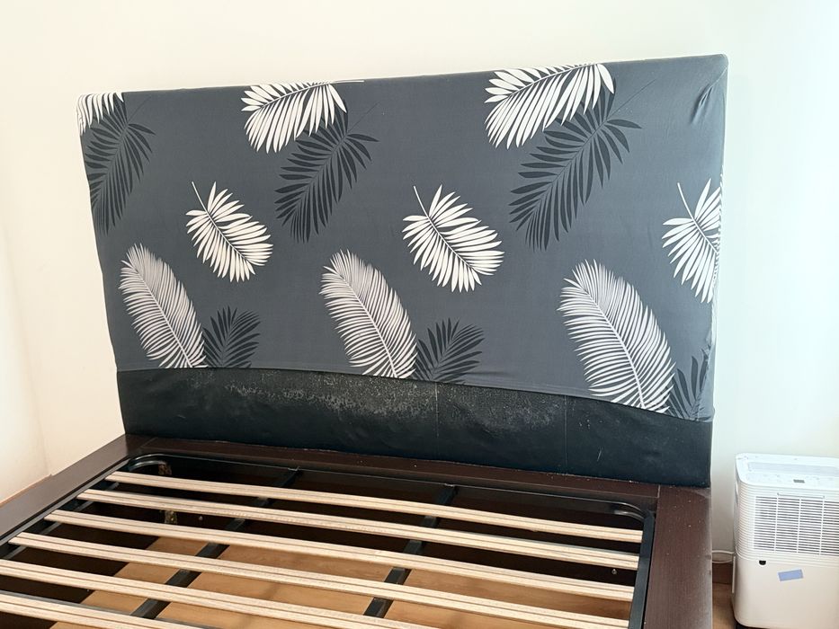 Cama (madeira maçiça) e estrado em excelentes condições