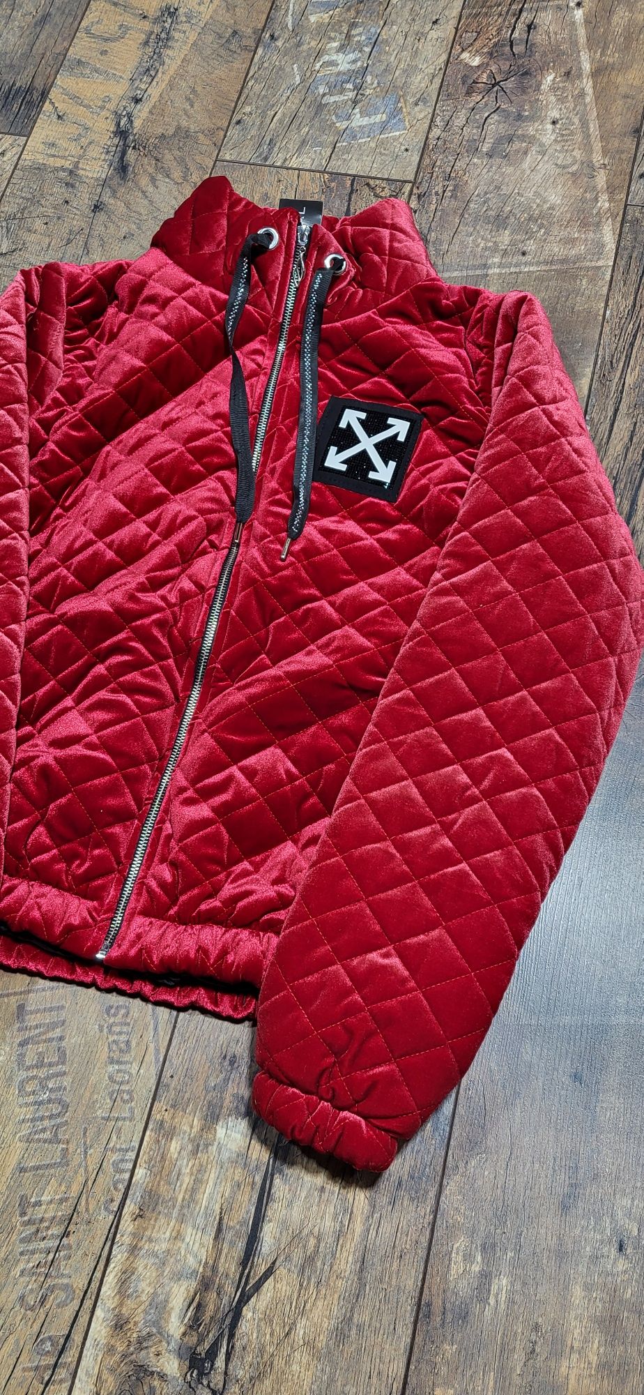 Off white czerwono malinowa kurtka welurowa pikowana ciepła cyrkonie S