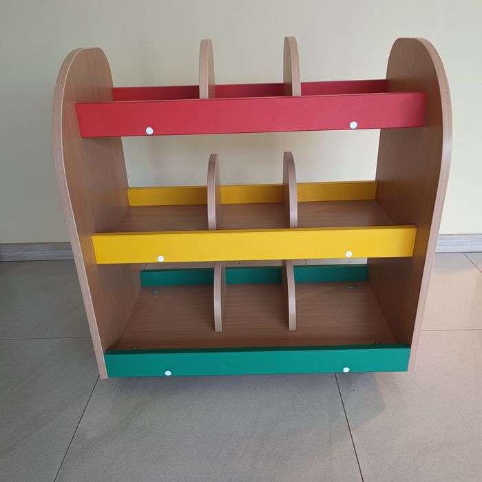 Porządny regał dziecięcy na kółkach