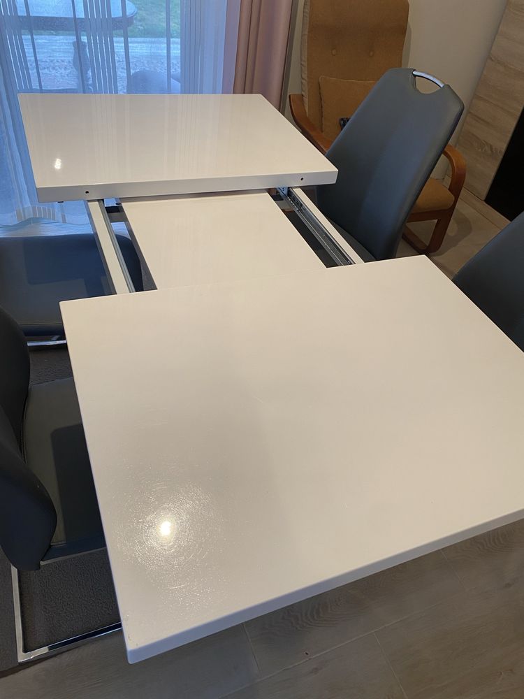 Biały lakierowany stół