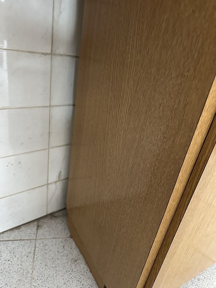 Móvel de balcão com 2 gavetas e 2 portas