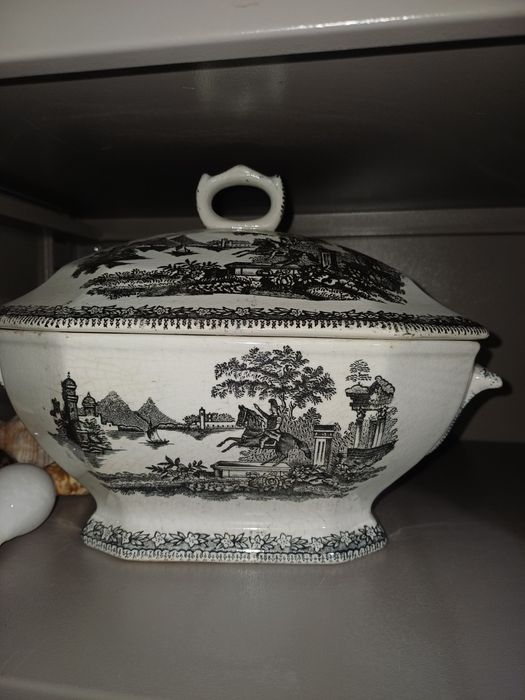 Terrina antiga com tampa