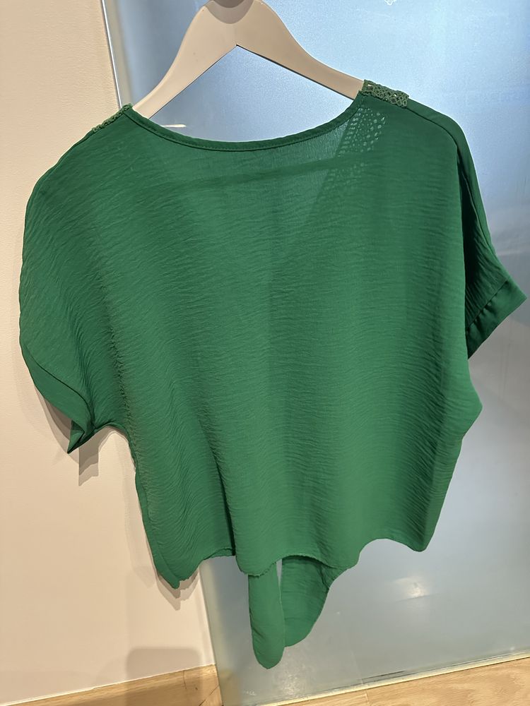 Varias camisas e blusas