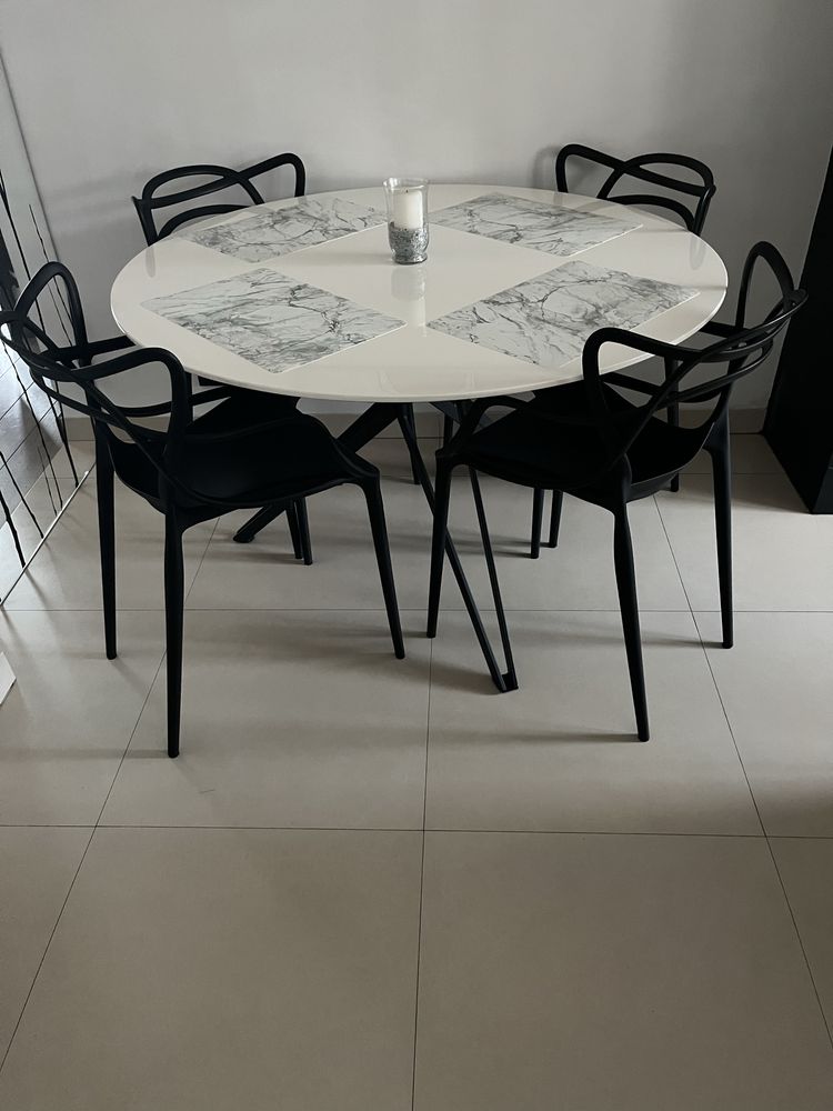 Biały , okragły stół + 4 czarne krzesła