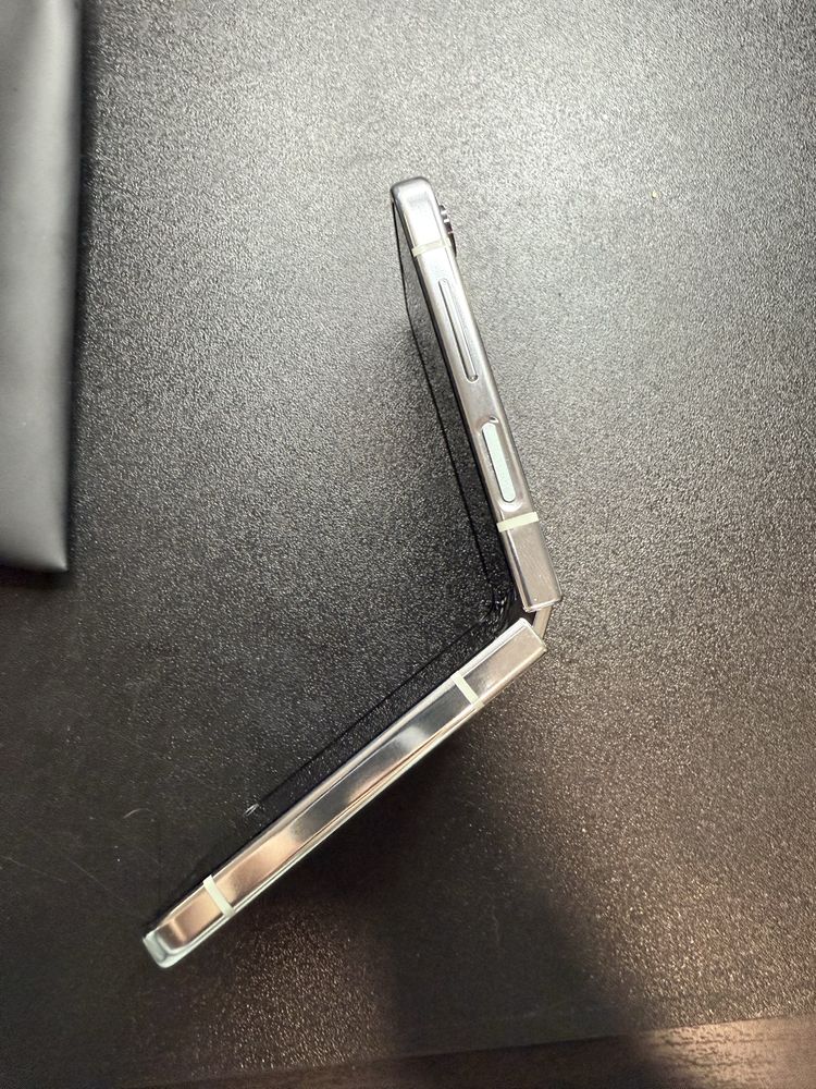 Samsung GALAXY Z flip 5 (como novo) *ainda com garantia*
