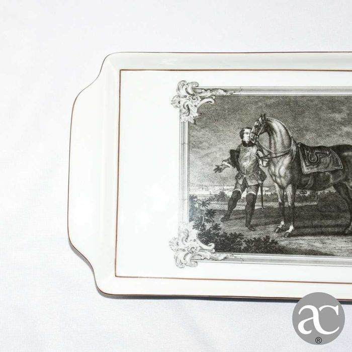 Torteira Vista Alegre decoração a grisaille e dourado, "Arte equestre"