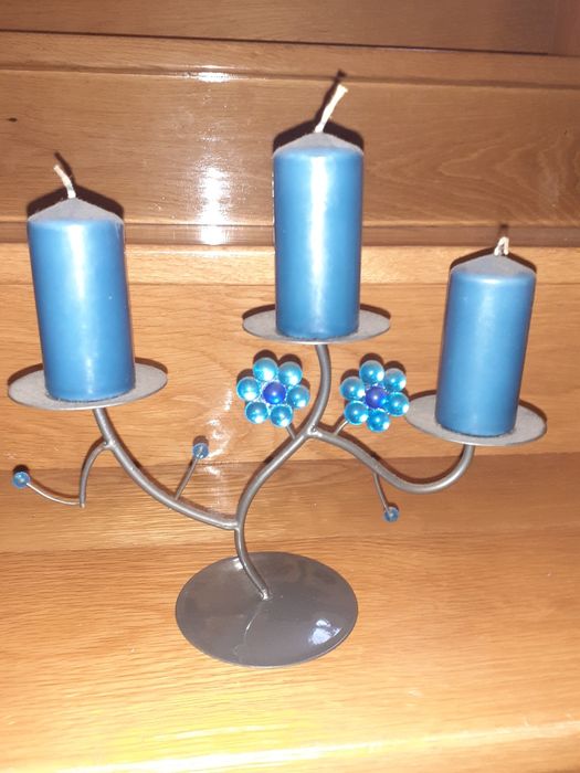 Decoração castical em metal com 3 velas
