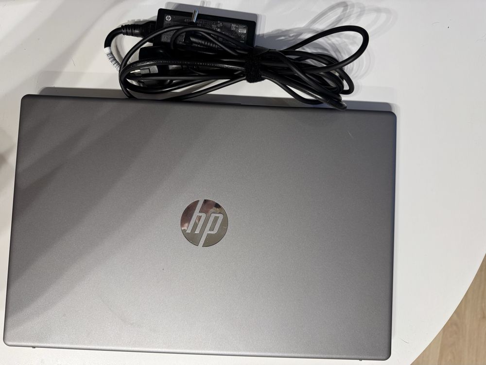Laptop HP 250 G10, jak nowy