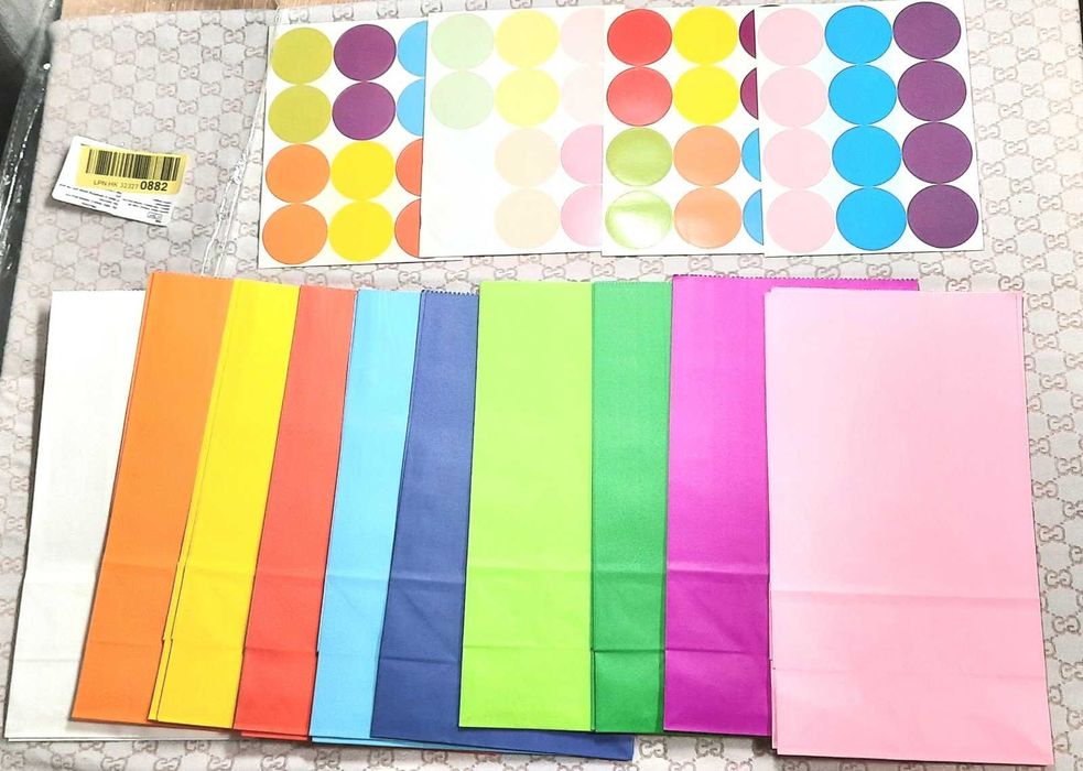 Пакети подарункові паперові кольорові з ручками