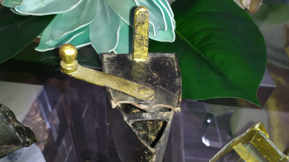 Ferro antigo e raro com base para menina brincar ( + 70 anos)