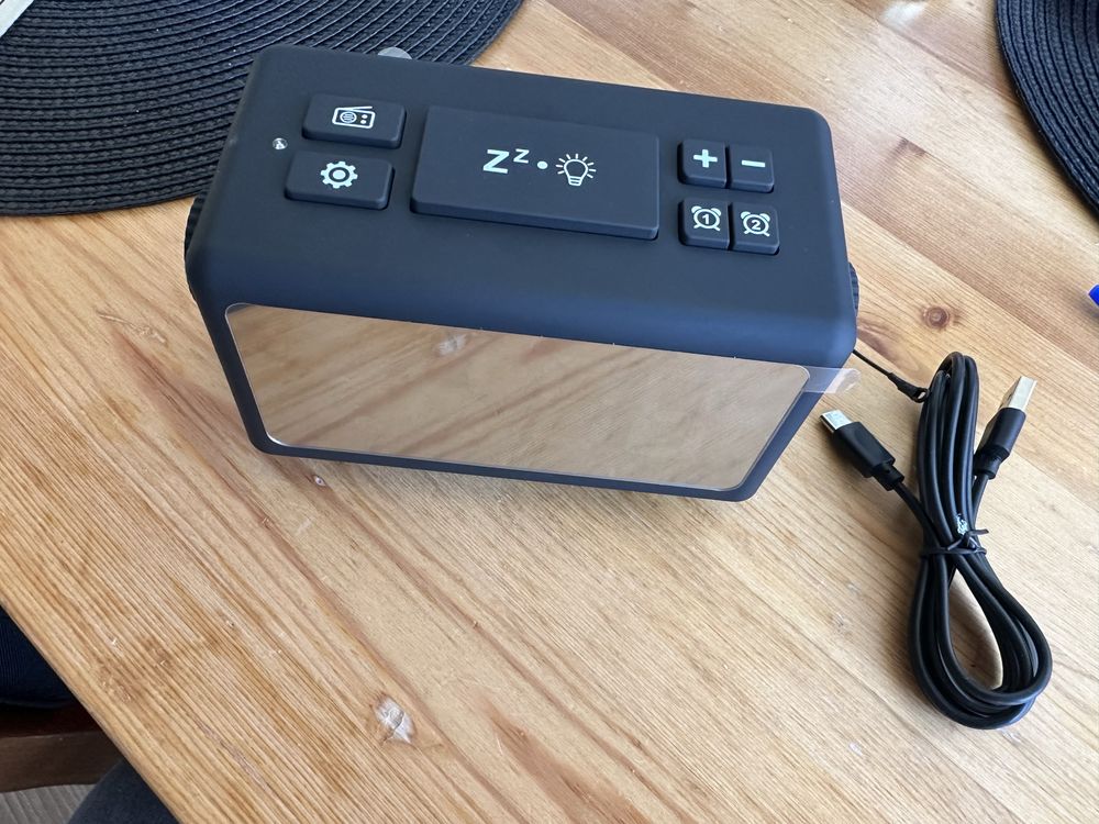 Cyfrowy radiobudzik z 2 stacjami ładującymi do telefonów komórkowych,