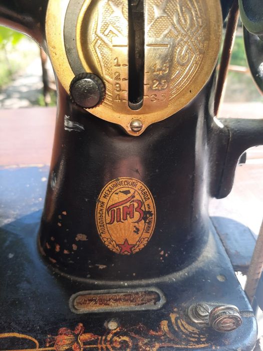 Швейная машина на станине (Подольский механический завод)