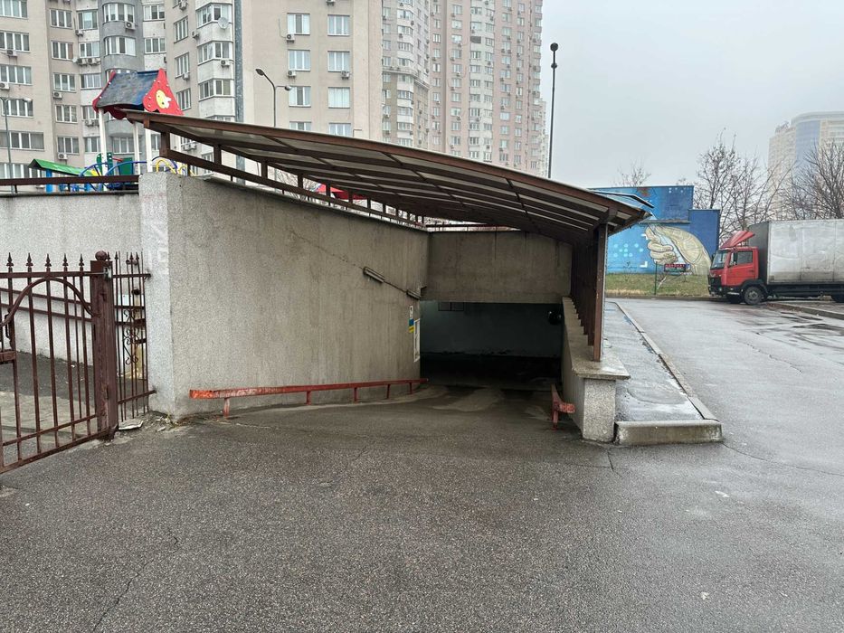 Продам ВЕЛИКИЙ паркінг (43 м) / гараж. Срібнокільська, 3б