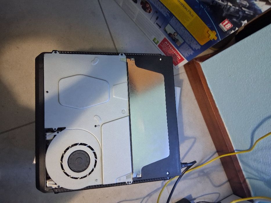Ps4 1 Tb, com algumas marcas na parte superior, mas preço negociável