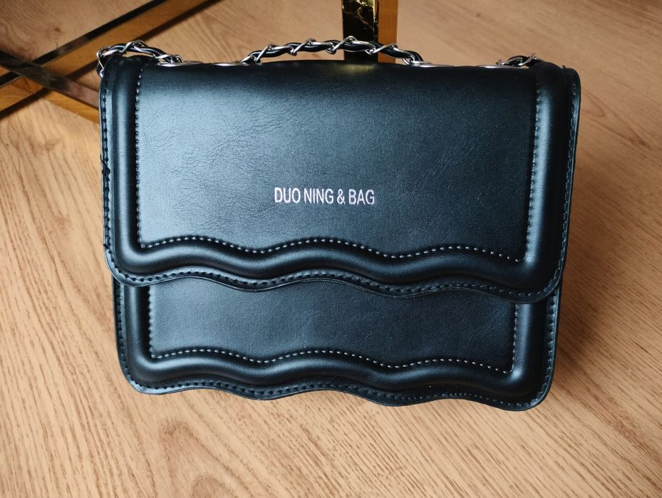 Nowa torebka czarna ekoskóra, listonoszka na łańcuszku, mała, eleganck