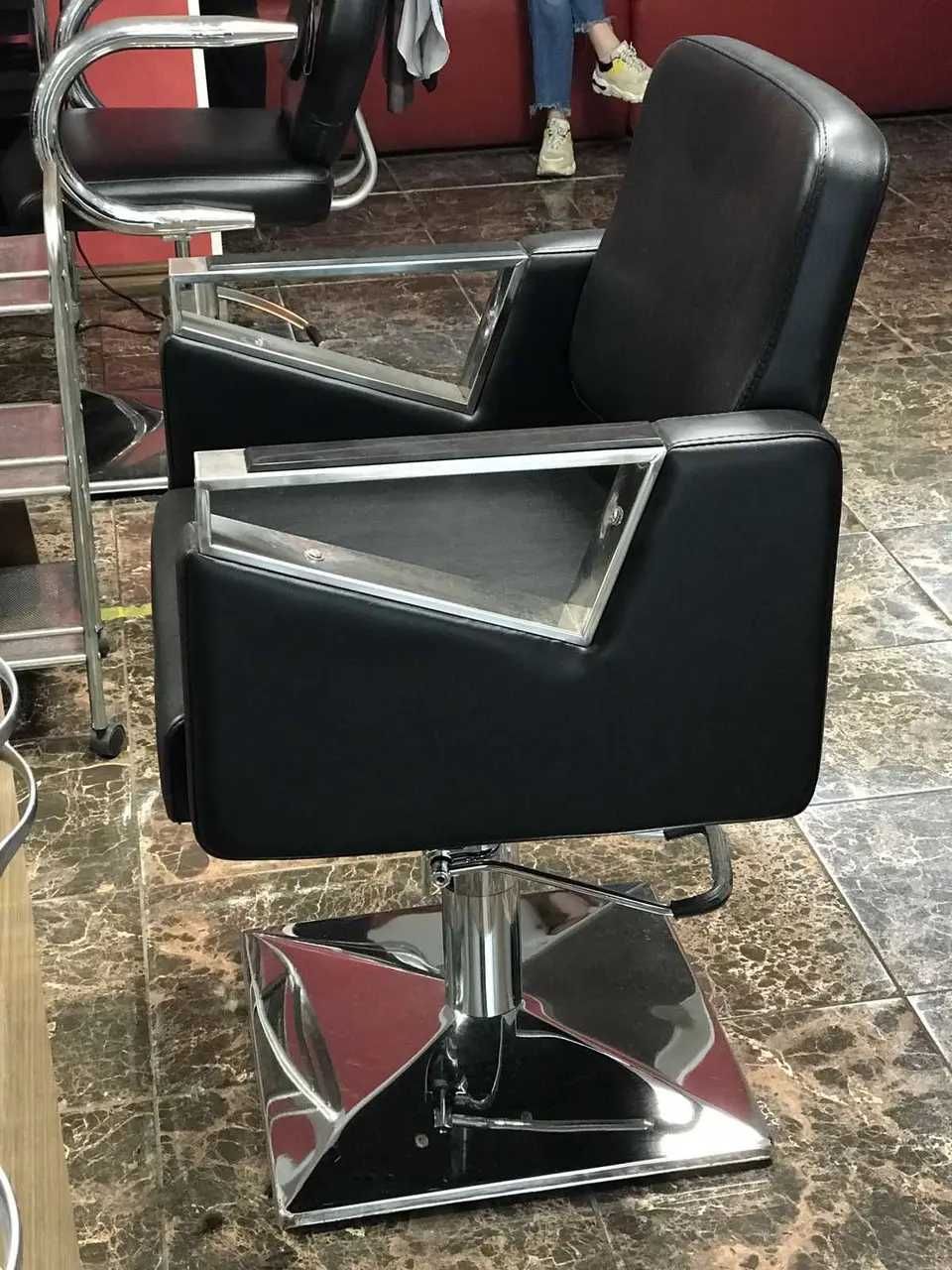 Парикмахерское кресло с подъемником. Кресло в салон с подставкой .