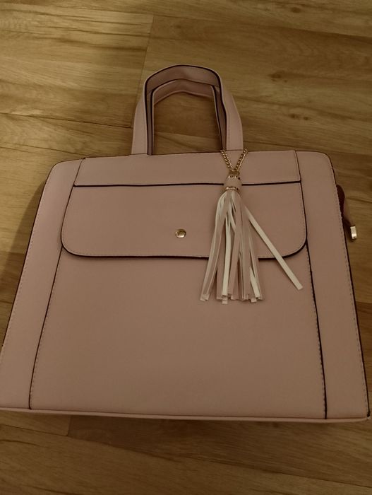 Nowa torebka na ramię z frędzlem w kolorze pudrowym